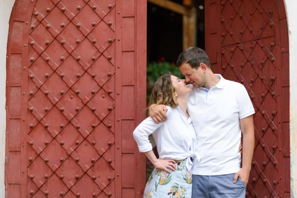 Deux Amoureux Embrassent Dans Les Rues Vieille Ville Lors Rendez — Photo