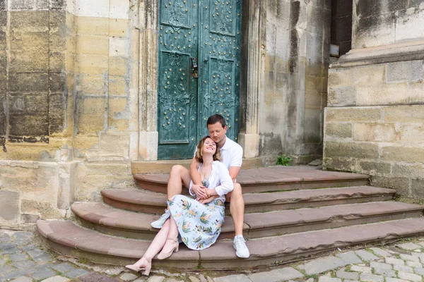 Twee Geliefden Zitten Trappen Van Een Oude Kerk Man Omhelst — Stockfoto