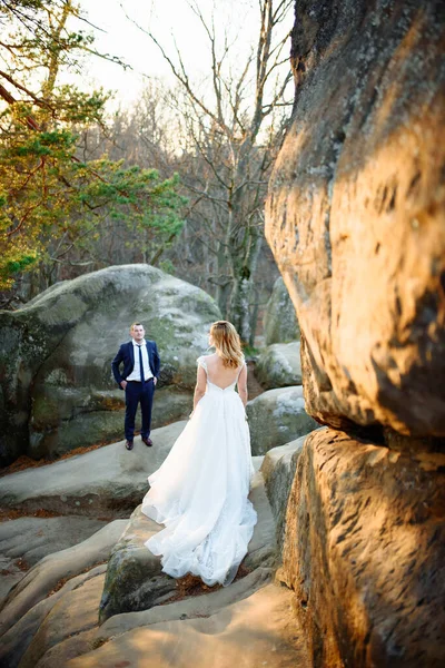 Novia Novio Fondo Las Rocas Puesta Sol Concéntrate Novia Una —  Fotos de Stock