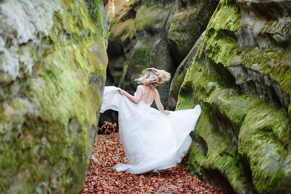 Schöne Blonde Braut Dreht Sich Einer Engen Schlucht — Stockfoto