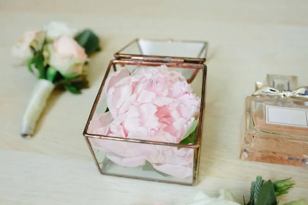 Acessórios Casamento Uma Caixa Com Uma Flor Peônia Para Anel — Fotografia de Stock