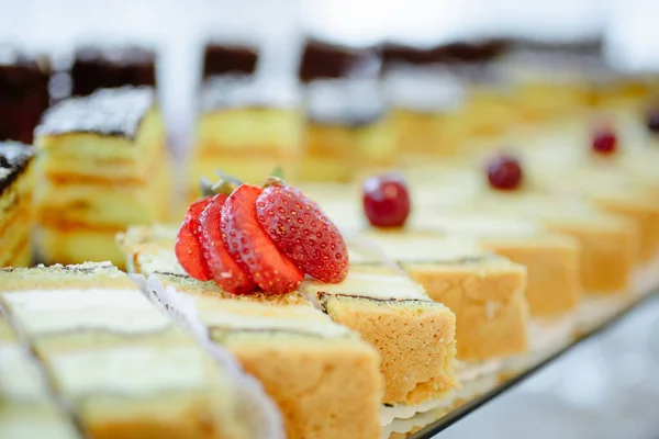 Вкусные Разнообразные Десерты Свадебным Столом — стоковое фото