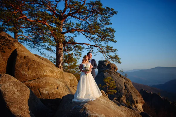 Menyasszony Vőlegény Egy Szikla Tetején Állnak Naplemente — Stock Fotó