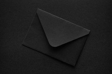 Siyah arkaplanda siyah bir zarf.