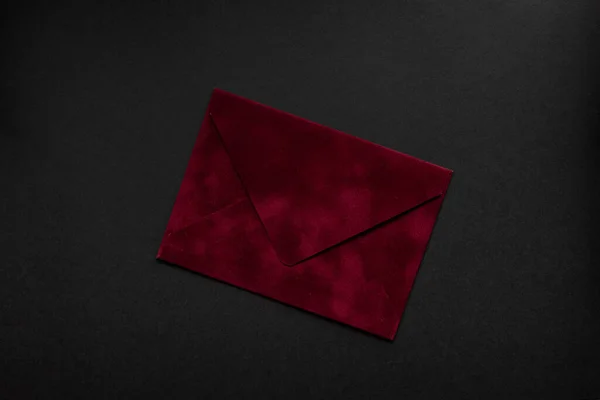 Envelope Vermelho Fundo Preto — Fotografia de Stock