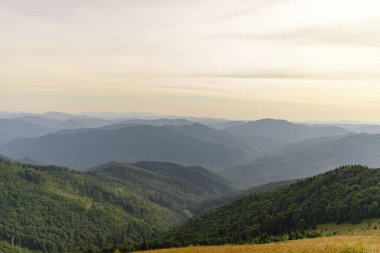Dağların üzerinden gün doğumu