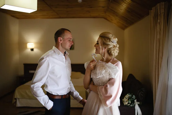 Die Braut Seidenen Bademantel Probiert Gerade Ihr Kleid Sie Wird — Stockfoto