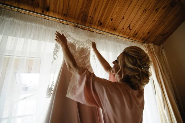 Junge Süße Blonde Braut Schaut Sich Ihr Brautkleid — Stockfoto