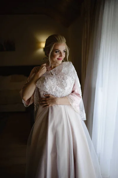 Eine Junge Süße Blonde Braut Bademantel Probiert Ihr Hochzeitskleid — Stockfoto