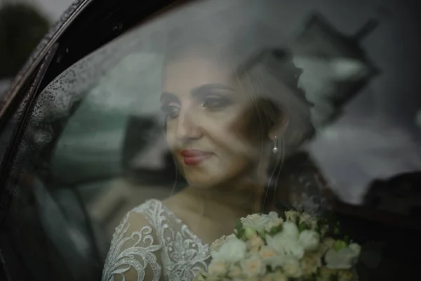 Красивая Блондинка Невесты Смотрит Окно Машины Церковь Снимок Перед Свадебной — стоковое фото