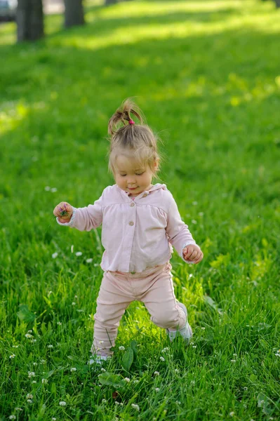 Klein Meisje Casual Kleding Maakt Haar Eerste Stappen Het Gras — Stockfoto