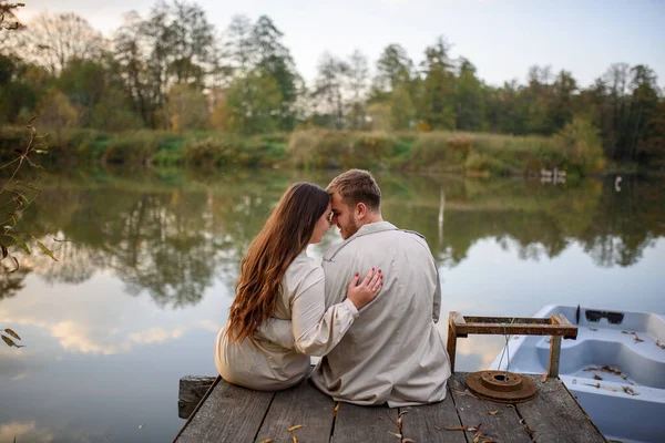 Rückansicht Eines Romantischen Jungen Paares Das Auf Der Seebrücke Sitzt — Stockfoto