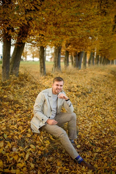 Porträt Eines Jungen Mannes Mantel Vor Einem Hintergrund Von Herbstbäumen — Stockfoto