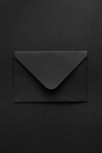 Envelope Preto Fundo Preto — Fotografia de Stock