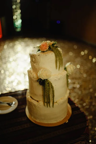 Torta Nuziale Uno Sfondo Una Sala Nuziale Scura — Foto Stock