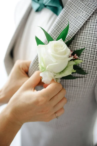 Sposa Mette Boutonniere Sulla Giacca Dello Sposo — Foto Stock