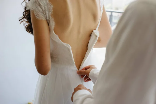Der Bräutigam Hilft Das Kleid Seiner Braut Befestigen — Stockfoto