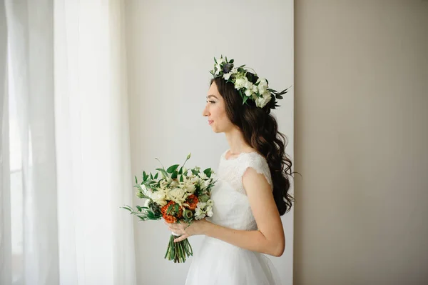 Bella Sposa Con Mazzo Fiori Una Ghirlanda Sulla Testa — Foto Stock