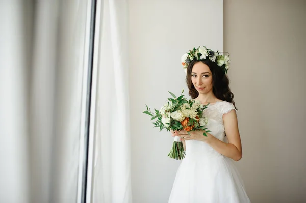 Прекрасная Невеста Букетом Цветов Венком Голове — стоковое фото