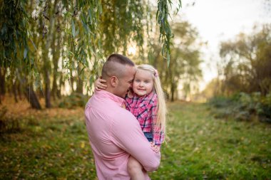 Babası kızı kollarında tutuyor..