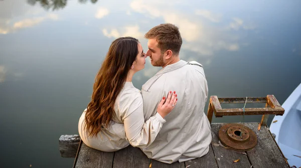 Vista Trasera Una Romántica Pareja Joven Sentada Muelle Disfrutando Hermoso —  Fotos de Stock