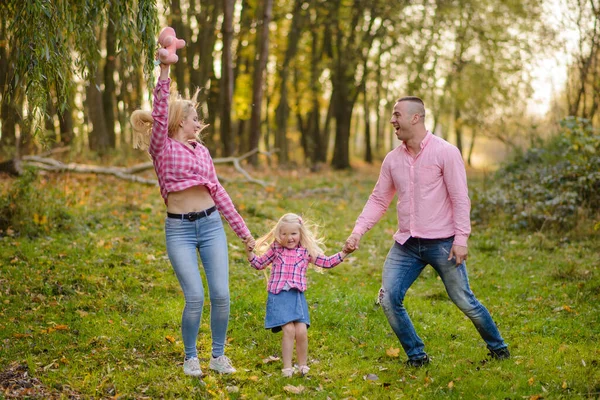 Vader Dochter Moeder Lopen Buiten Gelukkige Familie — Stockfoto