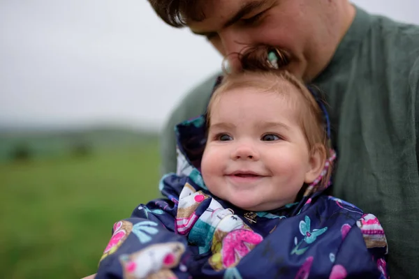 Pais Filha Pais Vestem Sua Filha — Fotografia de Stock