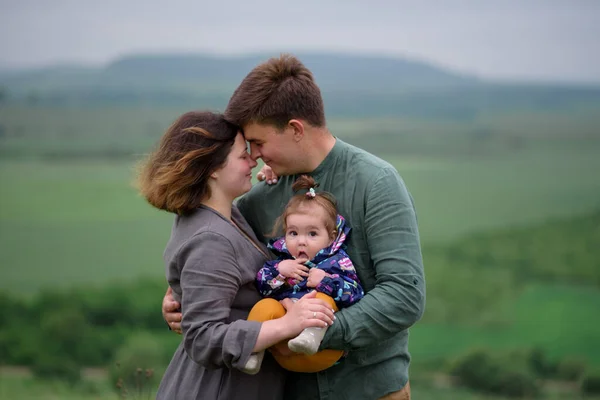 Ouders Hun Dochtertje Ouders Kleden Hun Dochter Aan — Stockfoto