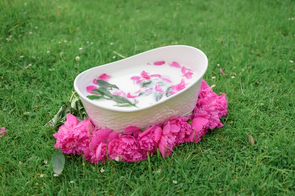 Αφρόλουτρο Και Παιώνια Λουλούδια Ροζ Παιώνιες Παιδικό Μπάνιο Πράσινο Φόντο — Φωτογραφία Αρχείου