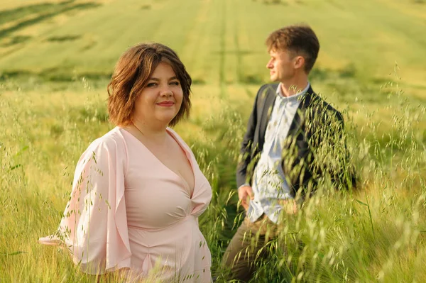 Casal Adulto Campo Trigo Verde — Fotografia de Stock