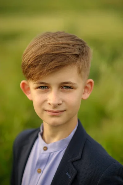 Porträt Eines Jungen Einem Grünen Weizenfeld — Stockfoto