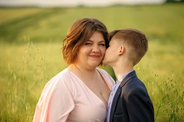 Mutter Und Sohn Einem Grünen Weizenfeld Sohn Küsst Mutter Auf — Stockfoto