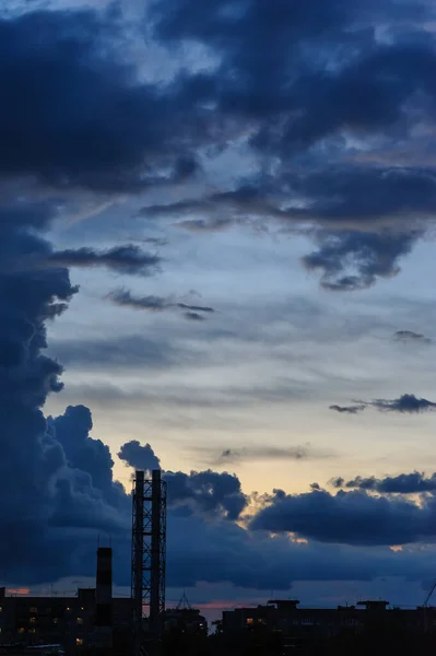 Dunkelblaue Gewitterwolken Über Der Stadt Der Regenzeit — Stockfoto