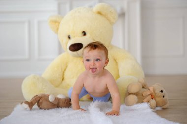 Küçük şirin bebek yerde sürünüyor..