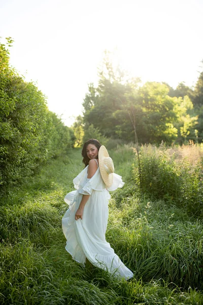 Zwangere Vrouw Poseren Een Witte Jurk Een Achtergrond Van Natuur — Stockfoto