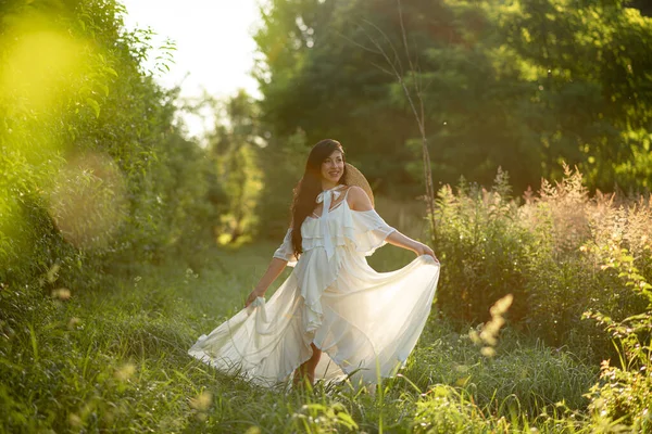 Mulher Grávida Posando Vestido Branco Fundo Natureza — Fotografia de Stock