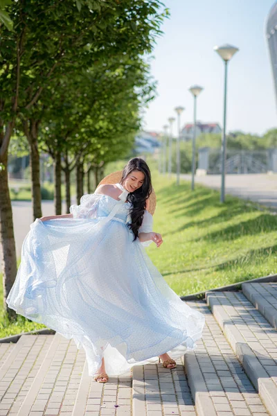 Zwangere Vrouw Poseren Een Blauwe Jurk Een Achtergrond Van Groene — Stockfoto