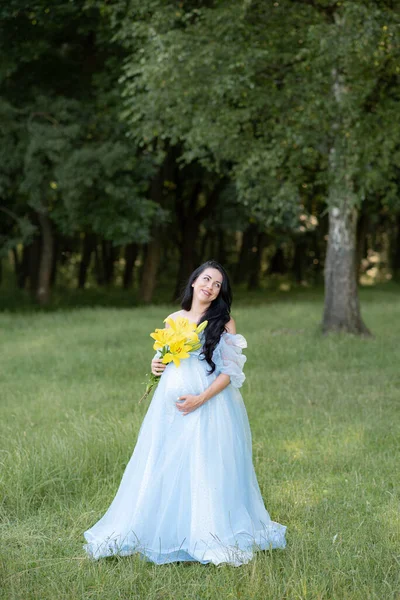 Mulher Grávida Posando Vestido Azul Fundo Árvores Verdes — Fotografia de Stock