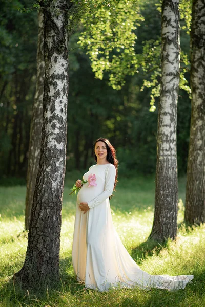 Zwangere Vrouw Poseren Een Witte Jurk Een Achtergrond Van Groene — Stockfoto