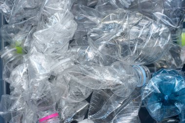 Geri dönüşüm için rulo plastik şişeler.