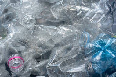 Geri dönüşüm için rulo plastik şişeler.