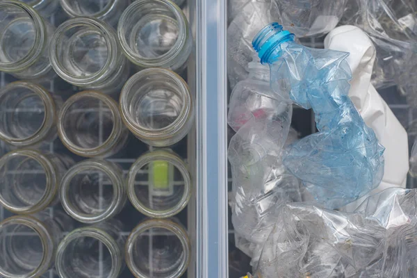 Sortering Glasbehållare Och Plastflaskor För Återvinning Och Återanvändning — Stockfoto
