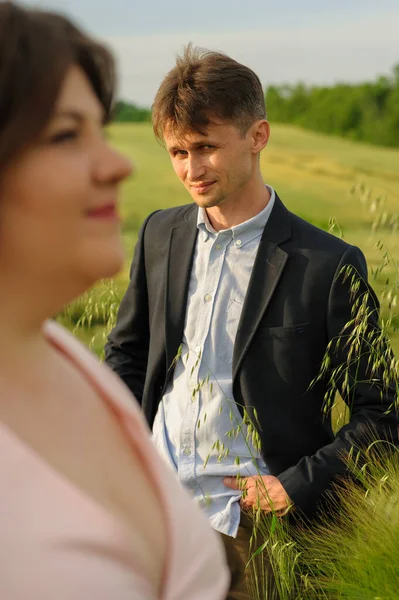 緑の小麦畑の大人のカップル — ストック写真
