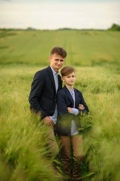 Vader Zoon Een Groen Tarweveld — Stockfoto