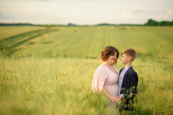 Mutter Und Sohn Einem Grünen Weizenfeld Beide Halten Die Hand — Stockfoto