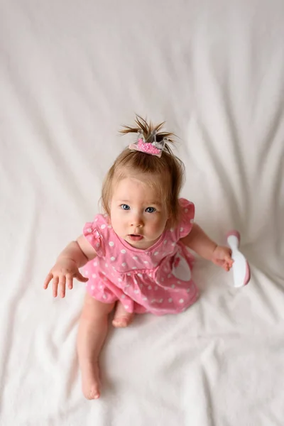 Niña Meses Con Peine Mano Sobre Fondo Blanco — Foto de Stock