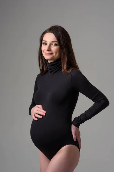 Ung Vakker Gravid Kvinne Svart Kroppsdress – stockfoto