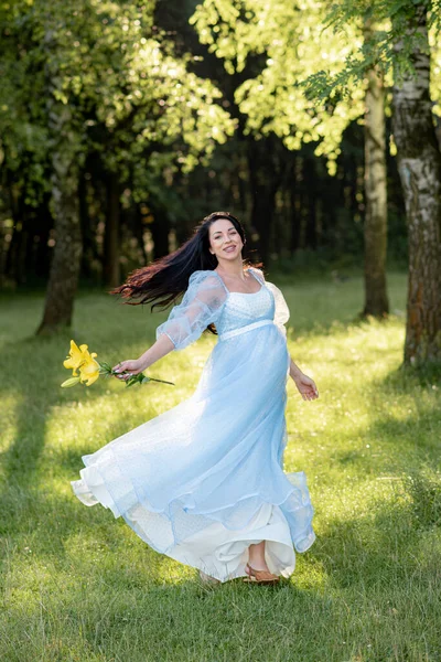 Zwangere Vrouw Poseren Een Blauwe Jurk Een Achtergrond Van Groene — Stockfoto