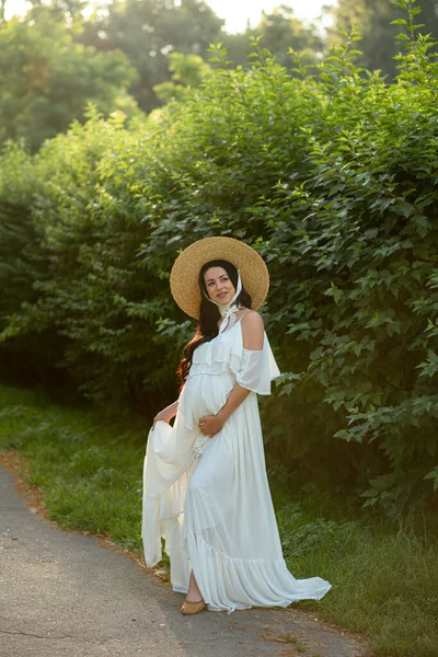Mulher Grávida Posando Vestido Branco Fundo Natureza — Fotografia de Stock