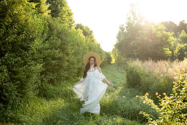 Zwangere Vrouw Poseren Een Witte Jurk Een Achtergrond Van Natuur — Stockfoto